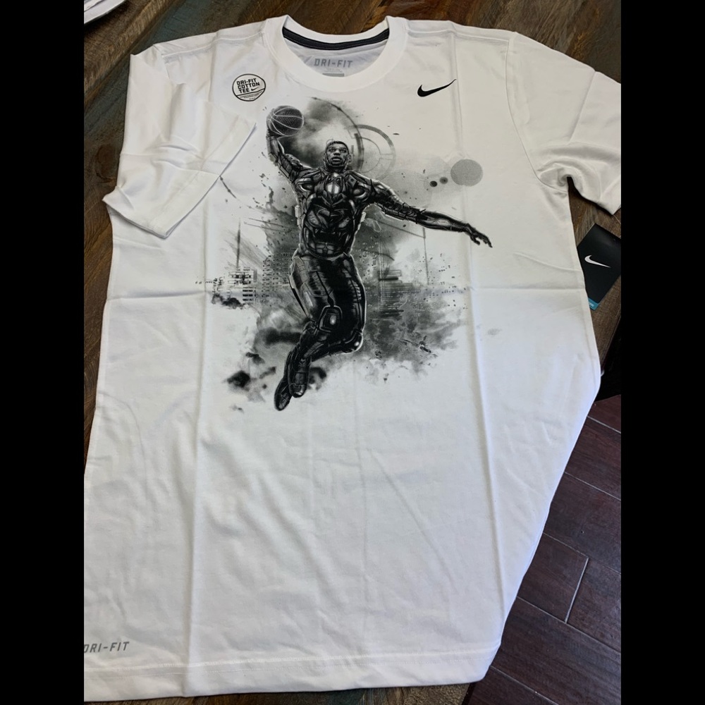 NWT NIKE DRI-FIT T
